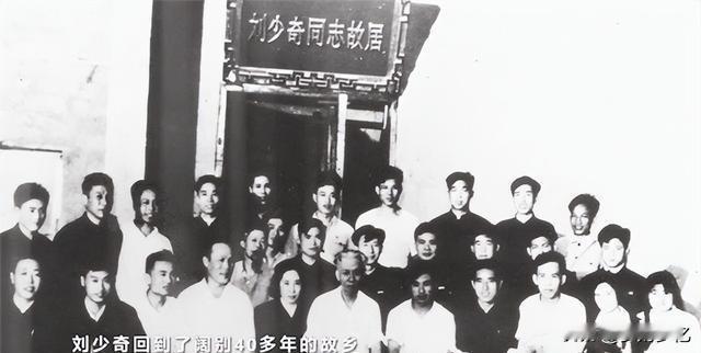 61年前，国家主席冒雨徒步八里探姐，一句家常哭诉，道尽一代人的苦难隐忍61