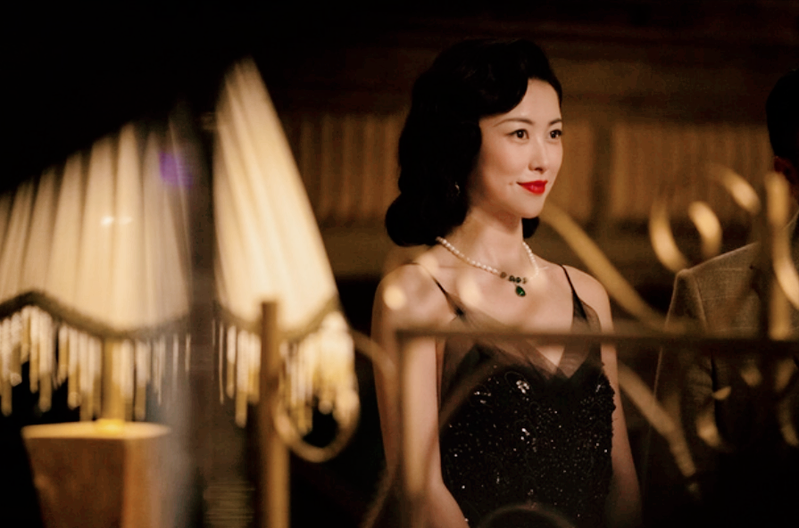 1928年4月19日深夜，香港开往上海的轮船上，一个年轻漂亮的女子站在船头又哭又