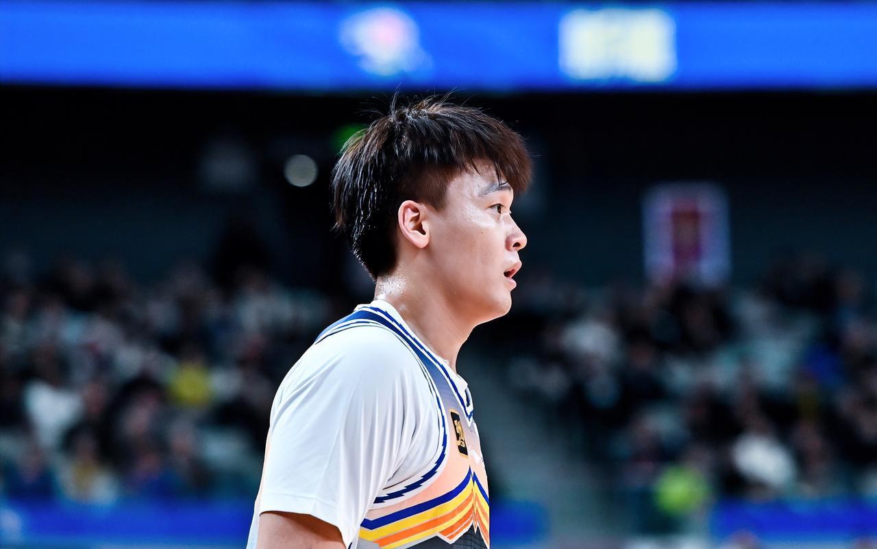 陈盈骏：睿哥，你要来北京首钢啦？？？赵睿：咋啦？你是怕我来替你的吗？？？陈盈