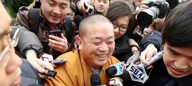 释永信是商业鬼才，把少林寺玩出了花。李湘、杨澜当时挣着和他做访谈，刘德华、成龙也
