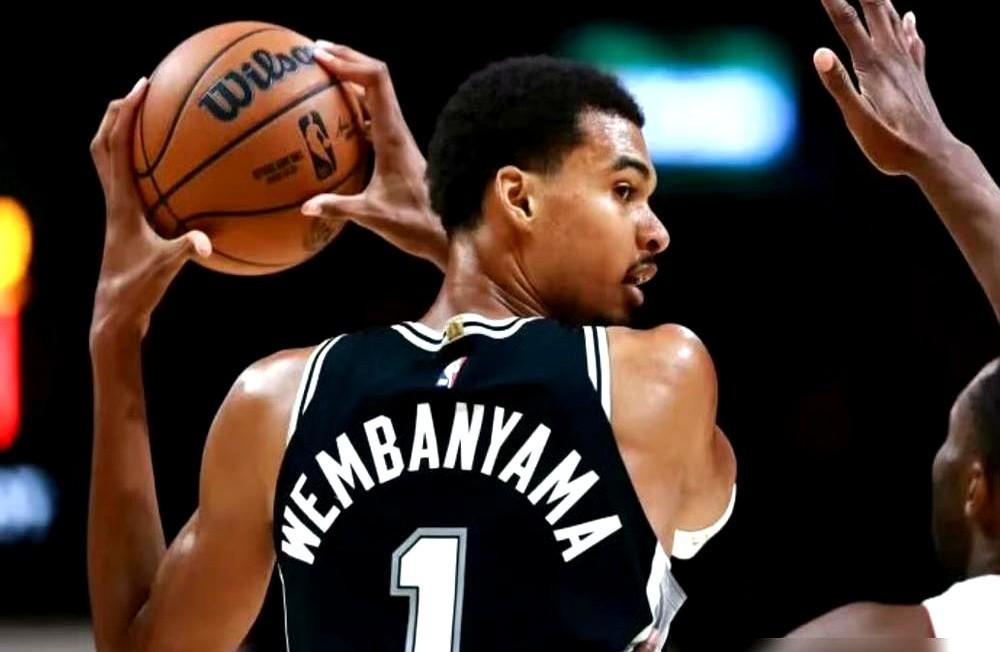 刚签3年1.66亿，这就拉胯了？体育这碗饭，真不好端啊。热火主场打马刺，被人