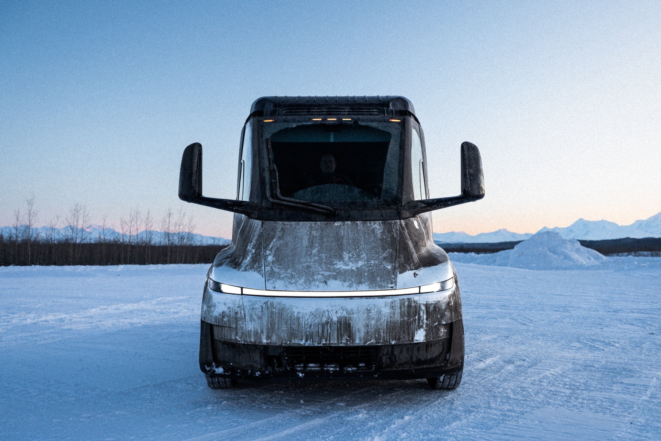 冬季测试中的新款特斯拉Semi