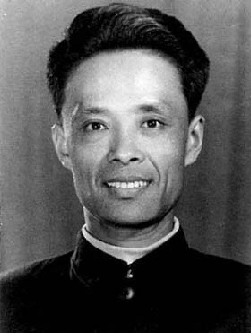 袁思达男，汉族，1921年7月出生，陕西省西安市人。生平1937年6月参加革命工
