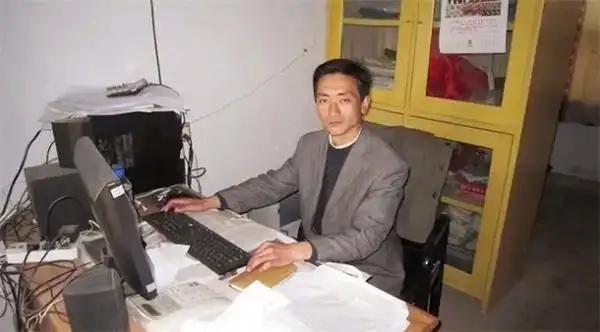 1992年4月18号，昆明公安局里一位年轻的犯罪嫌疑人趁警察不注意的时候，低头研