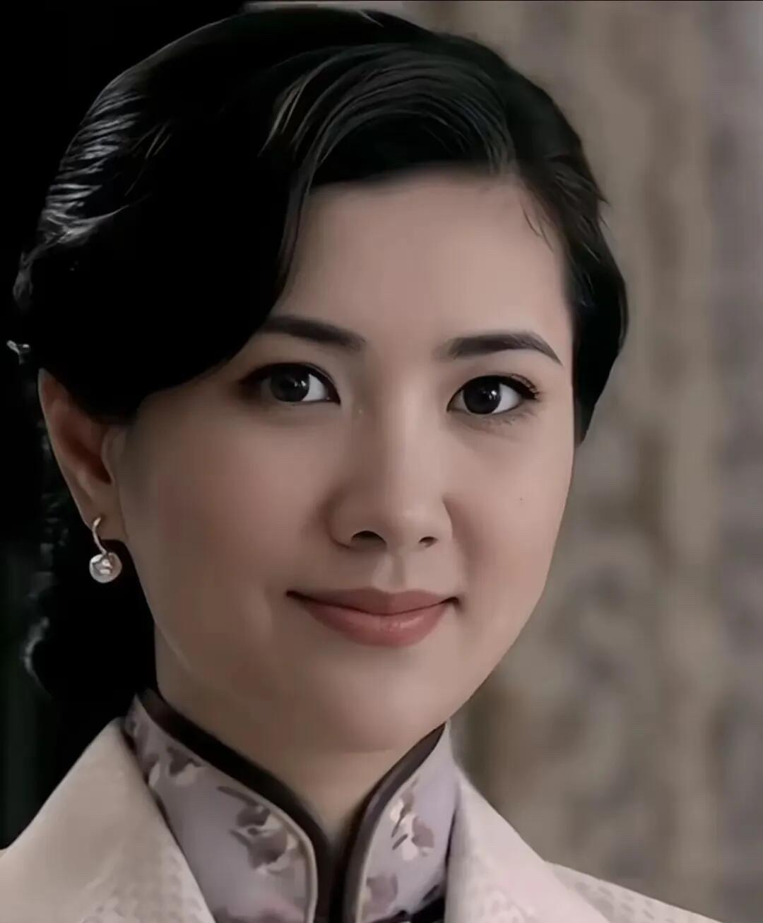 这是比陈红都要美的大美女吧，她真的长在很多人的审美上，属于东方古典没人。大大的眼