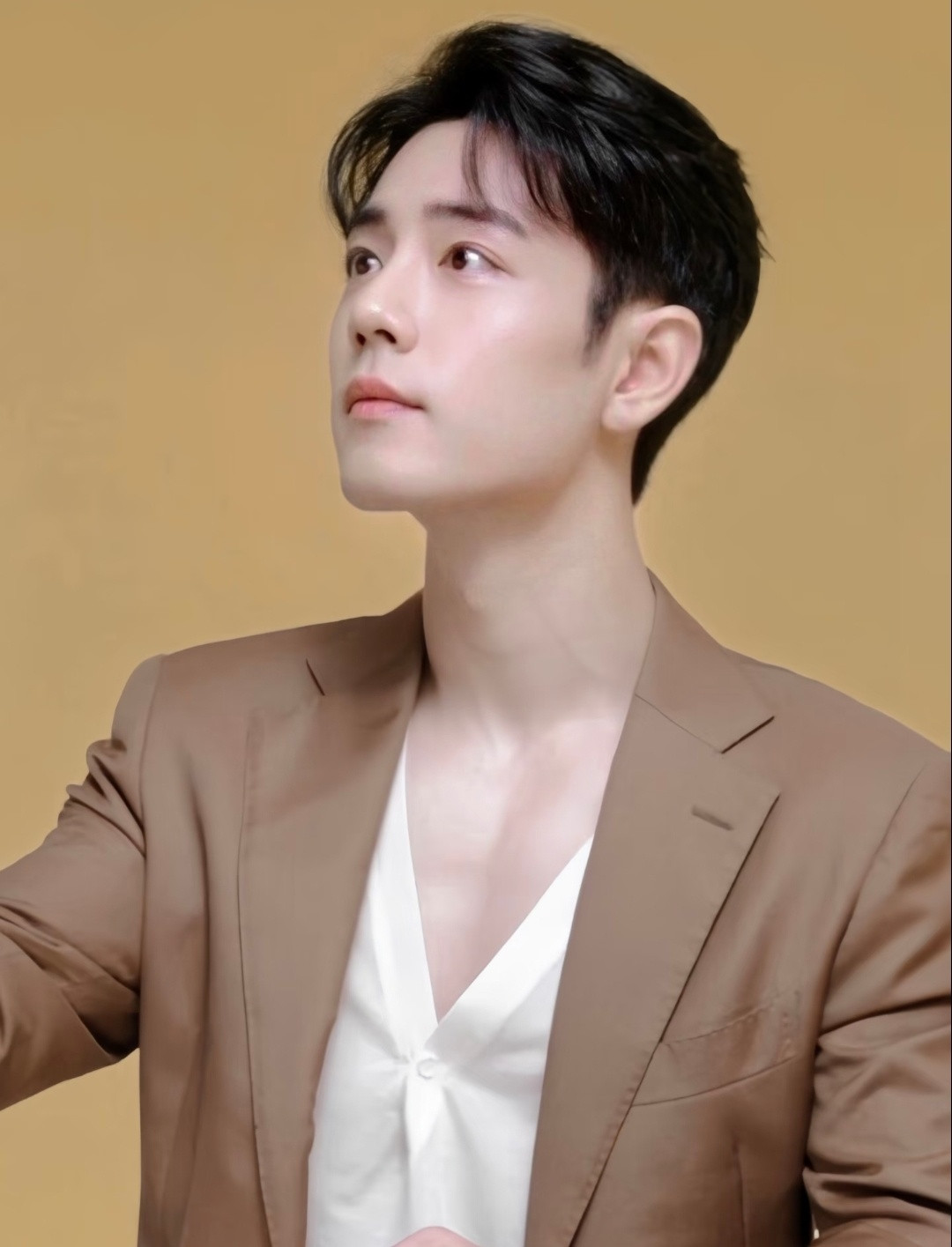 肖战🐻好大，扣子快崩开了[爱心][爱心][爱心]​​​