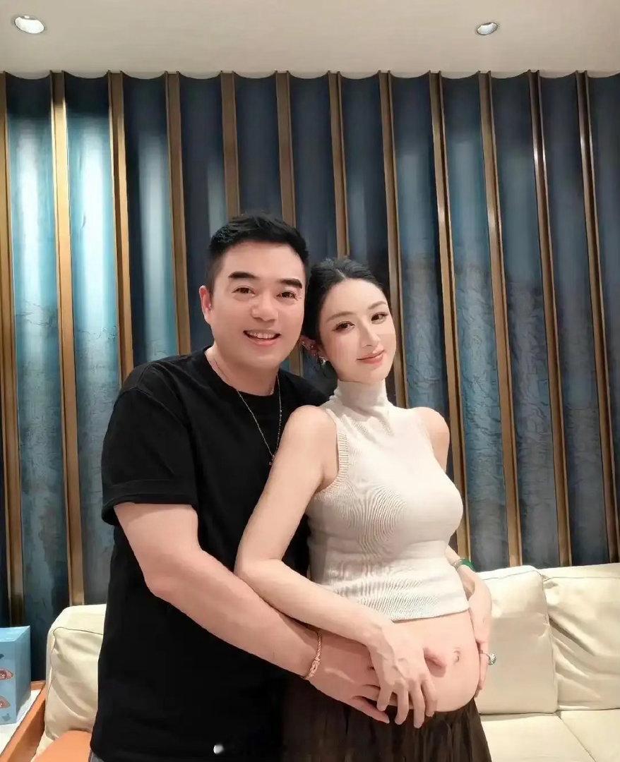 41岁薇娅分享二胎孕肚照，老公从背后抱着她，夫妻俩看起来好恩爱！虽然已经临近生产