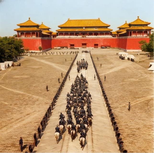这张拍摄于1900年的老照片，是近代中国屈辱历史的沉重印记。画面中，八国联军的队