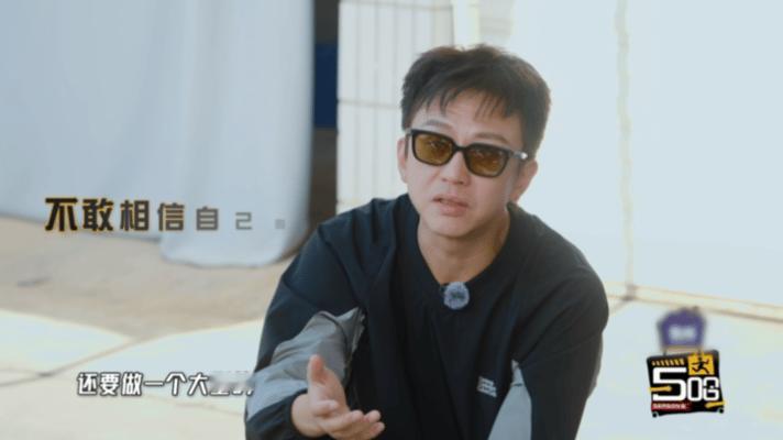 邓超秒猜鹿晗没做头发邓超好懂鹿晗邓超最后一个上车，听大家说鹿晗和范老师最早到，