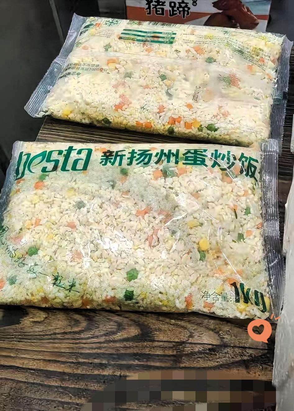 昨天懒癌犯了不想做饭，去饭馆点份扬州炒饭，结果老板这操作直接给我看懵了！他压
