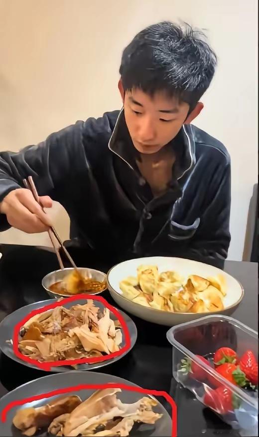 吴宜泽决赛前，和老爸在英国家里吃饭。桌上全是地道家乡菜，酱鸭、锅贴还有草莓。父子