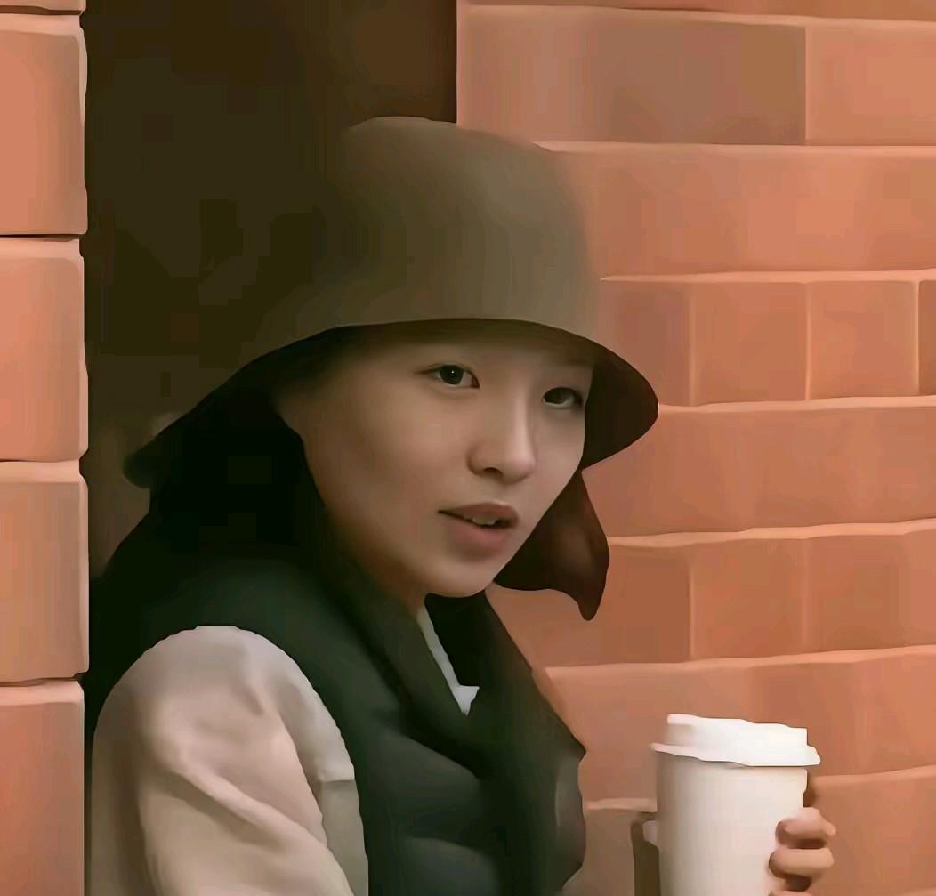 杨兰兰的真容原来是这样的，以前见杨兰兰都是口罩捂得严严实实的，如今见到真容感觉长