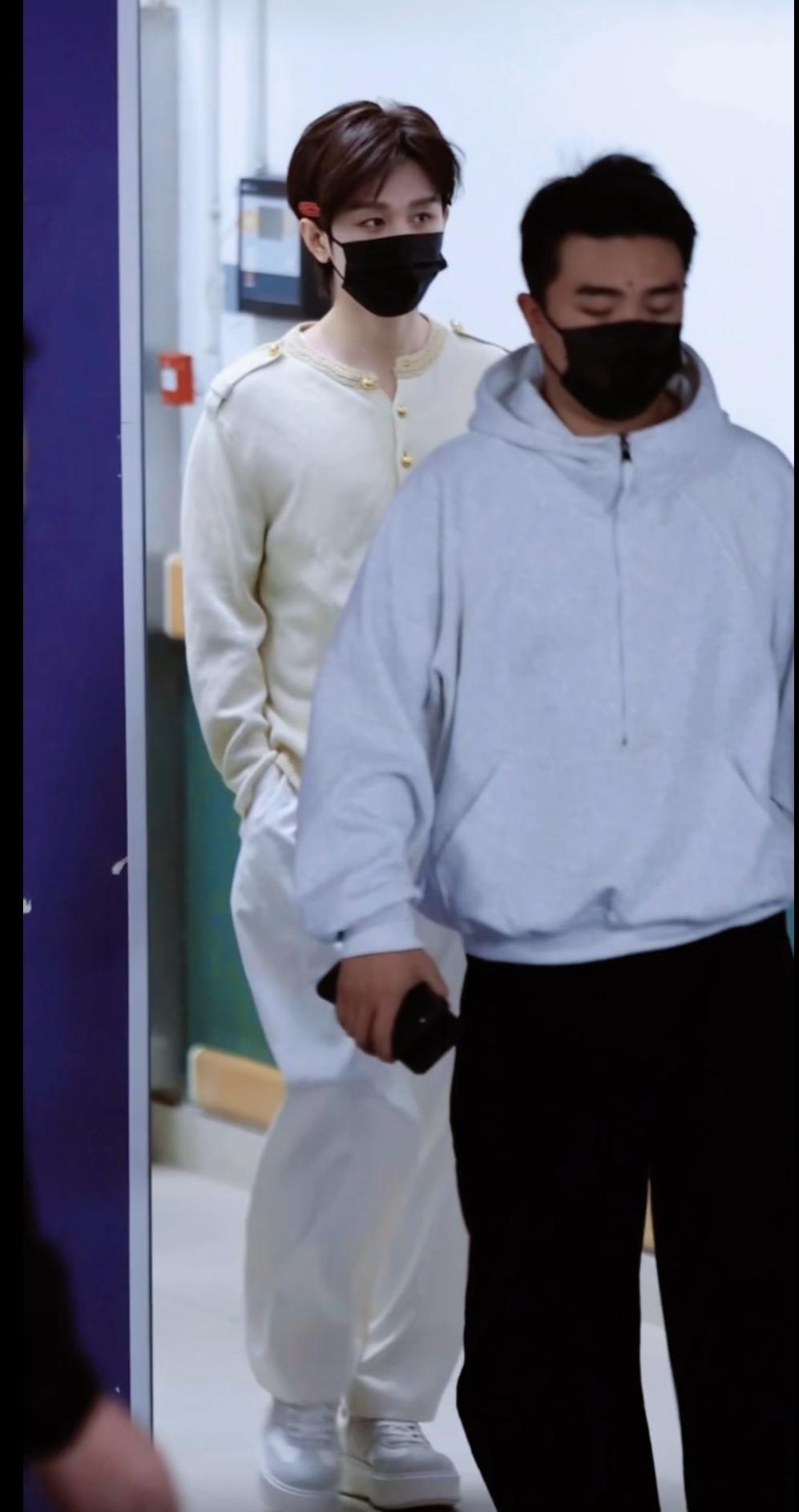 成毅地库出行的几秒钟，足够让人反复心动。成毅他虽然戴着口罩，但每天着不同风格的