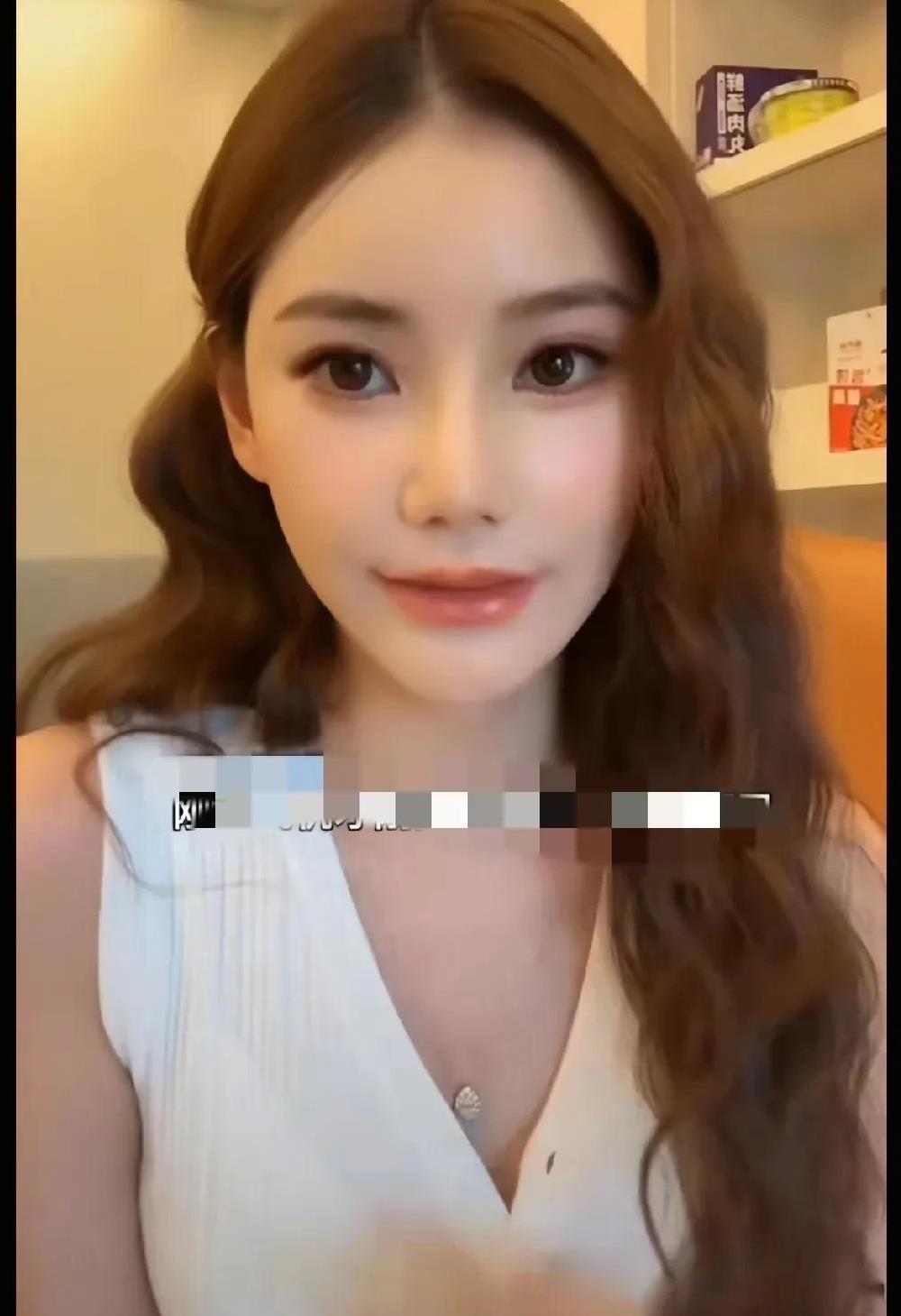 玥儿真的把后妈马筱梅当亲人了，孩子还是分的清谁对她好的，这让S妈情何以堪，她心里
