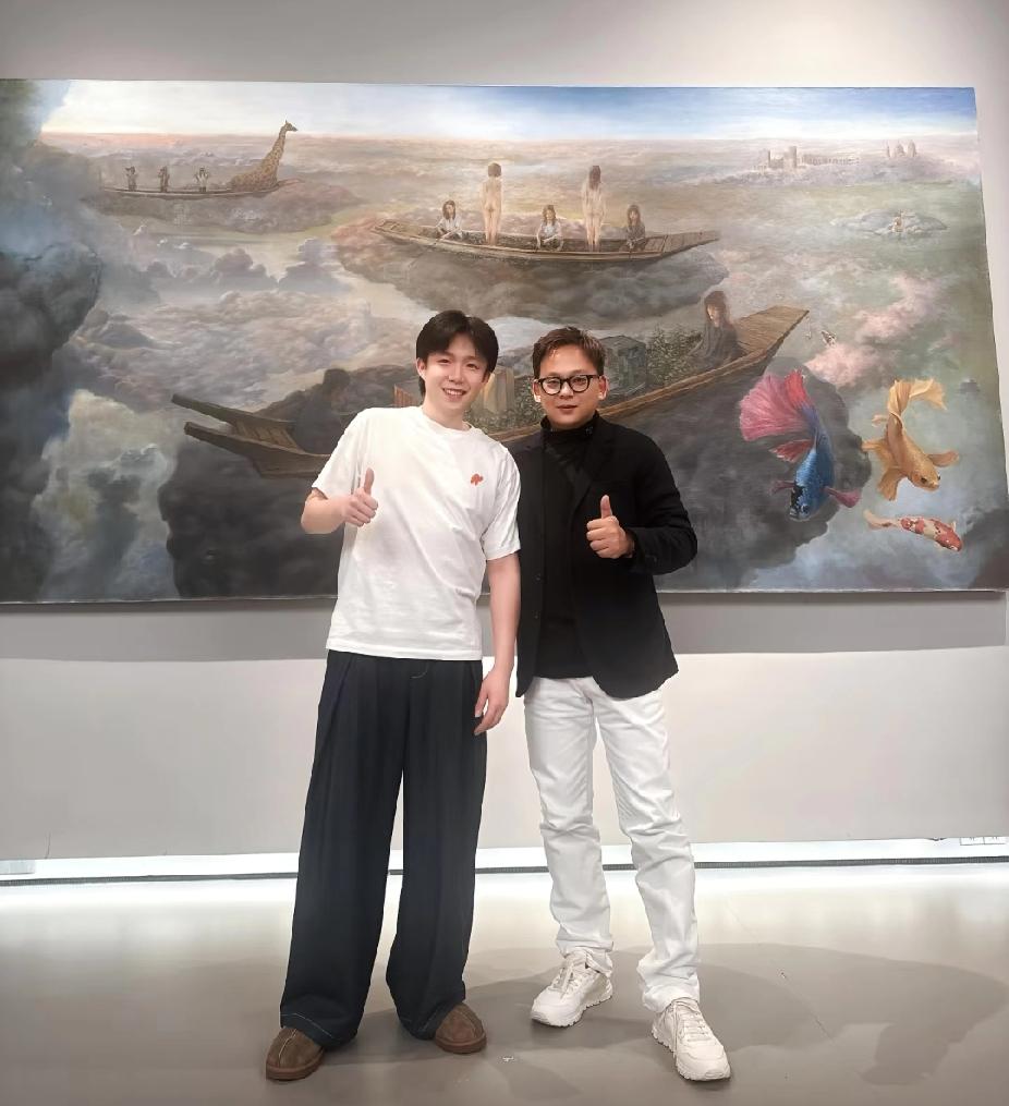 王楚钦这波时尚联动帅炸了！头头跨界看展状态满分，简单白T配阔腿裤，随性又帅