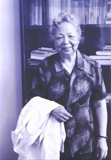 1957年，一个中国女人回国过海关时突然被人拦住。工作人员一把翻开她的行李，掏出