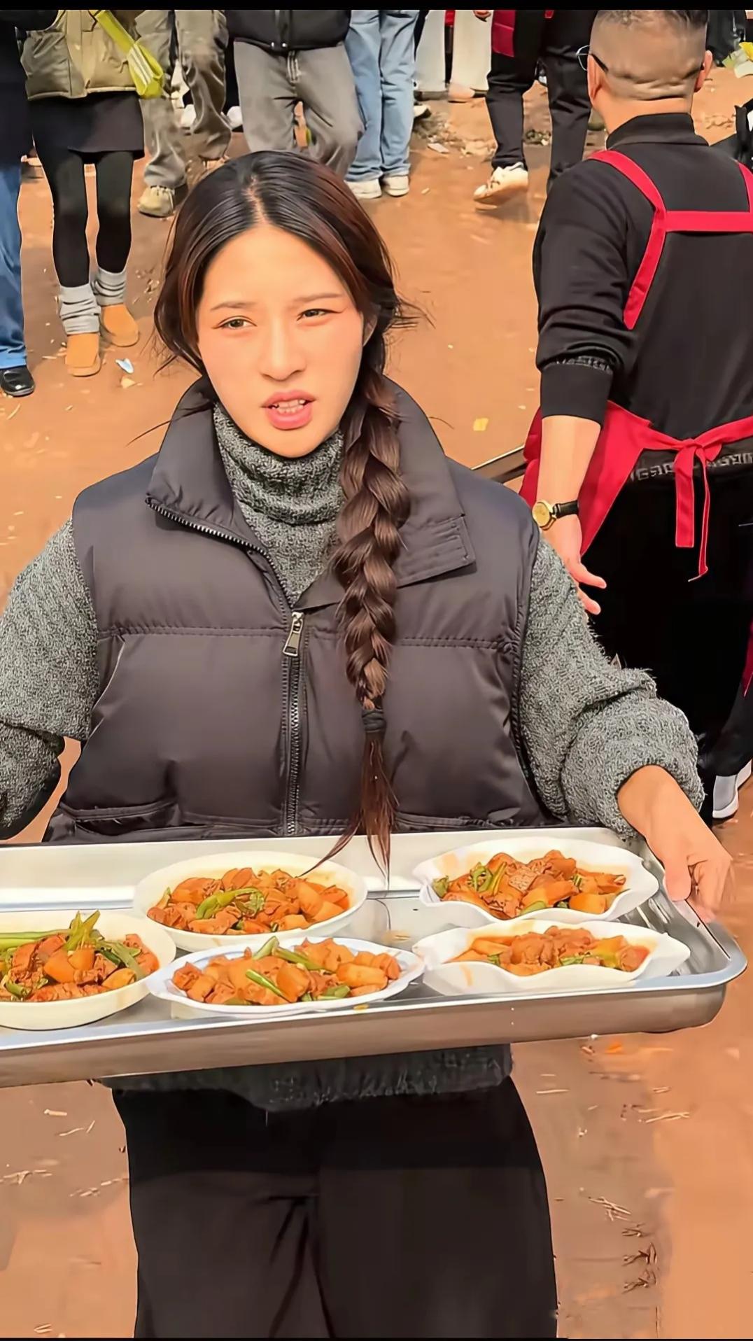 网红阿梓助农直播这一幕太让人感慨了大家发现没她在青川助农半年多，天天往山