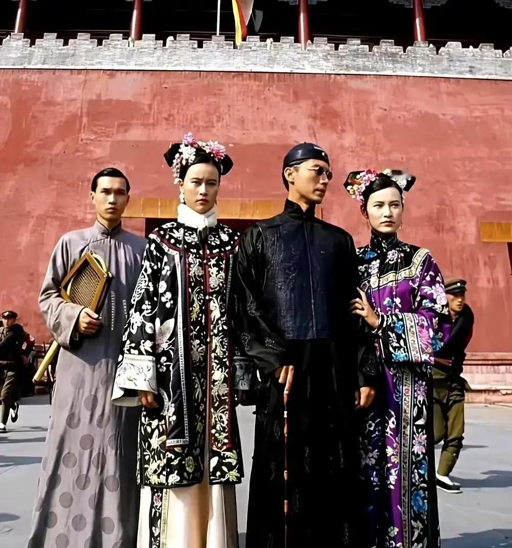 1987年，意大利导演扛着机器进故宫，搁今天得被保安请出去。剧组为溥仪那件