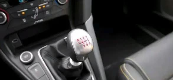 全网还有多少人像我一样开着手动挡的车？以前在大街上，停着车，看10辆有8