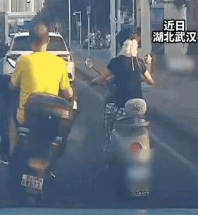 “简直坏透了！”近日湖北武汉，早高峰车流中，一名女子正骑电动车赶去上班，不料身后