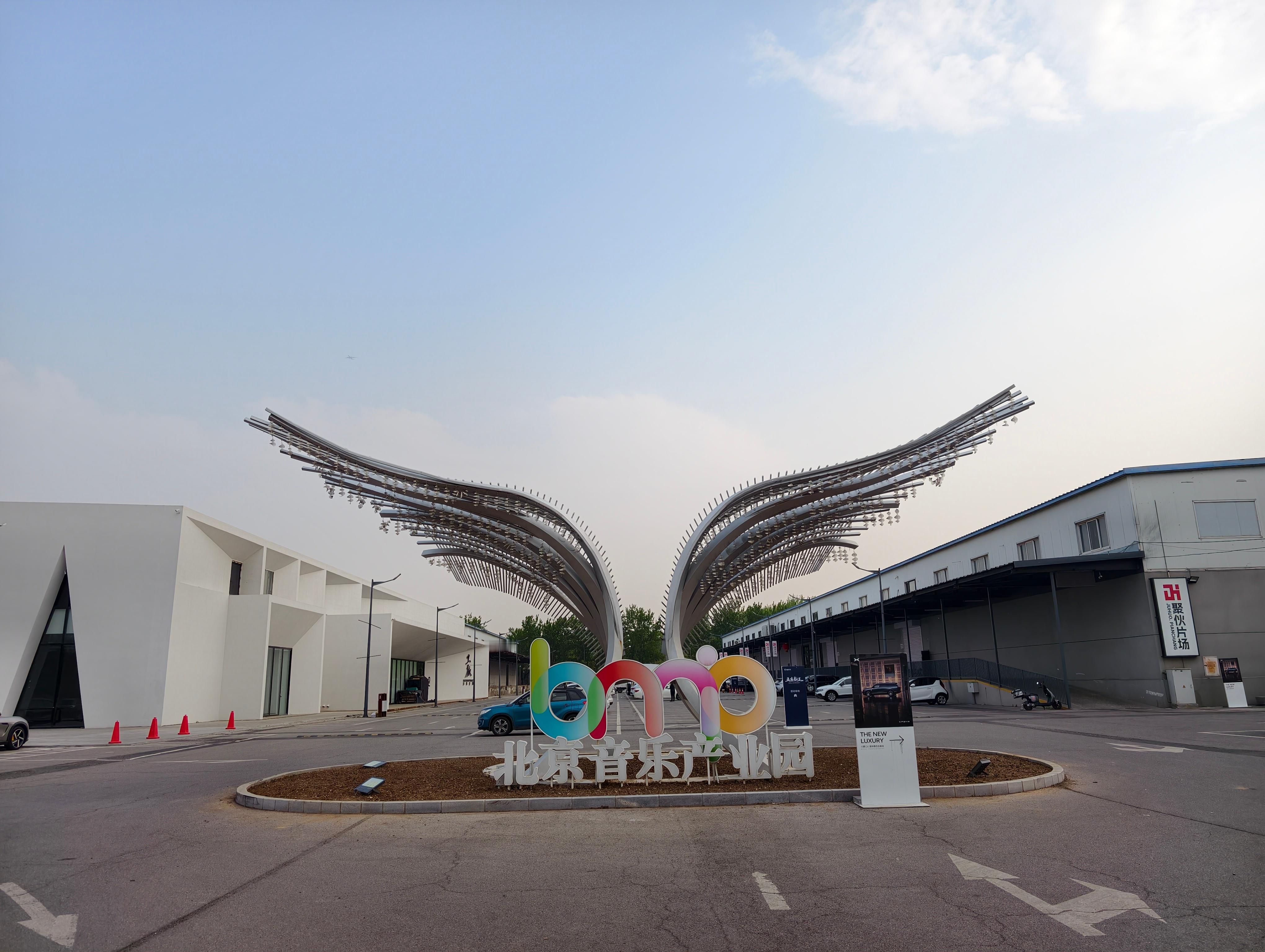 今天拍了大湾区揽胜小鹏GX了，真的大哈哈哈，外面看着大，里面也很大，后备箱也很大