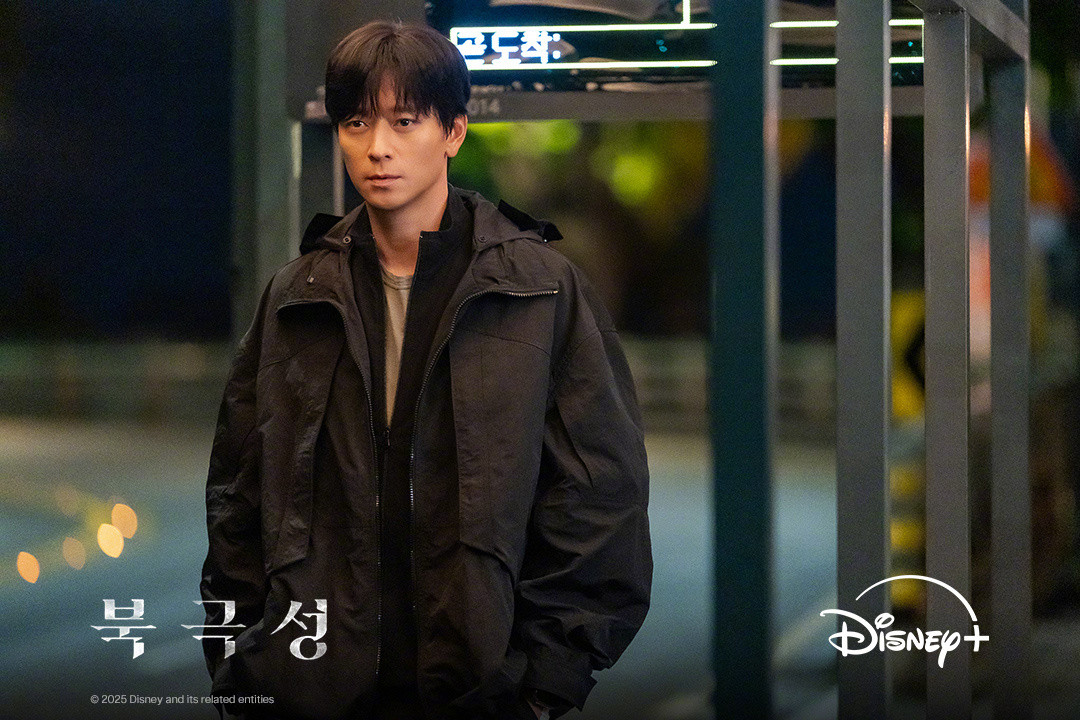 Disney+新剧韩剧暴风圈公开姜栋元剧照。该剧讲述作为外交官兼前驻