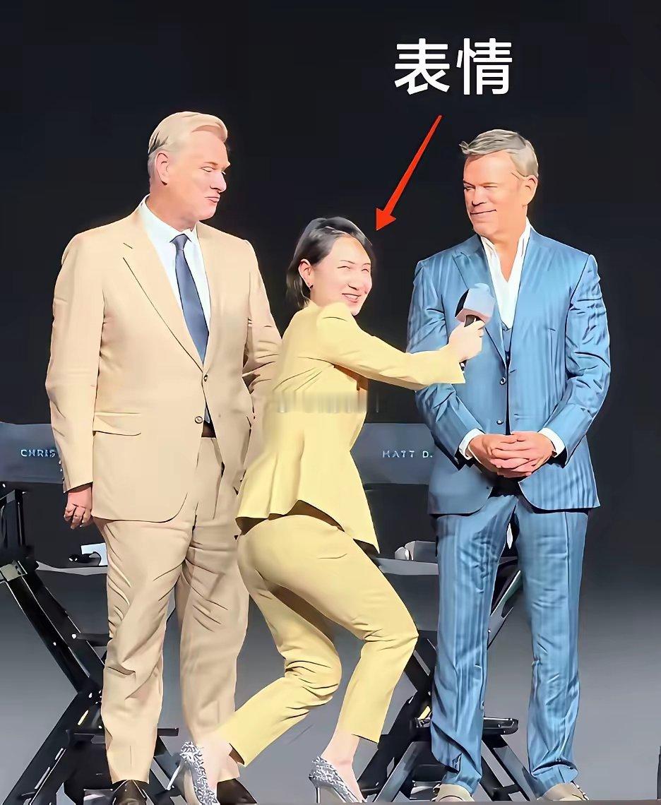 一个跪是平等尊重，体现了骨子里的教养一个蹲是谄媚、讨好，是自我矮化