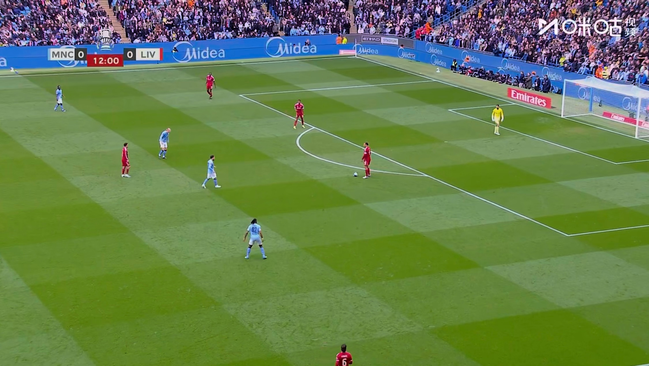 曼城又开始堵中放边了，这种打法就是欺负对手一没有霸道高点，二缺乏边路解扣能力，利