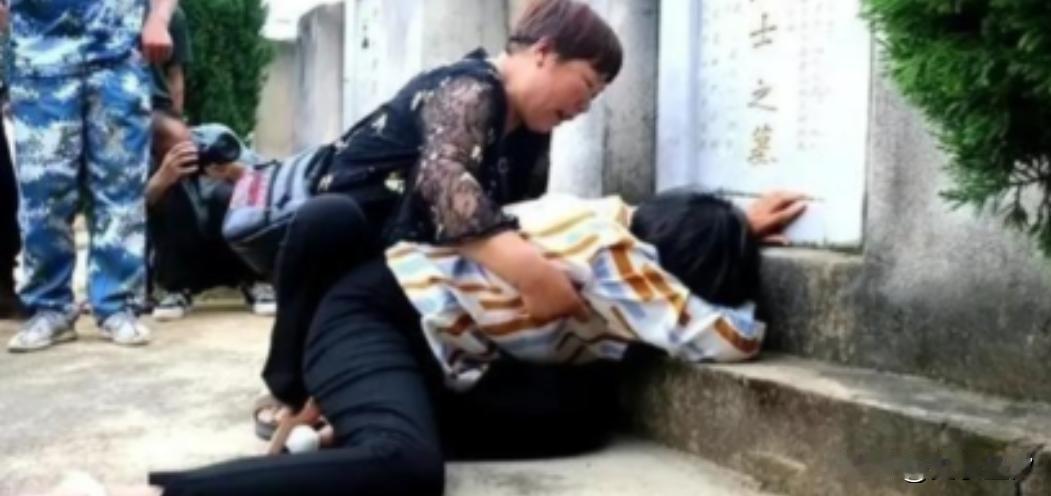 1984年，新婚三天的丈夫，上前线打仗不幸牺牲。不料，她的妻子却立马改嫁给了他的