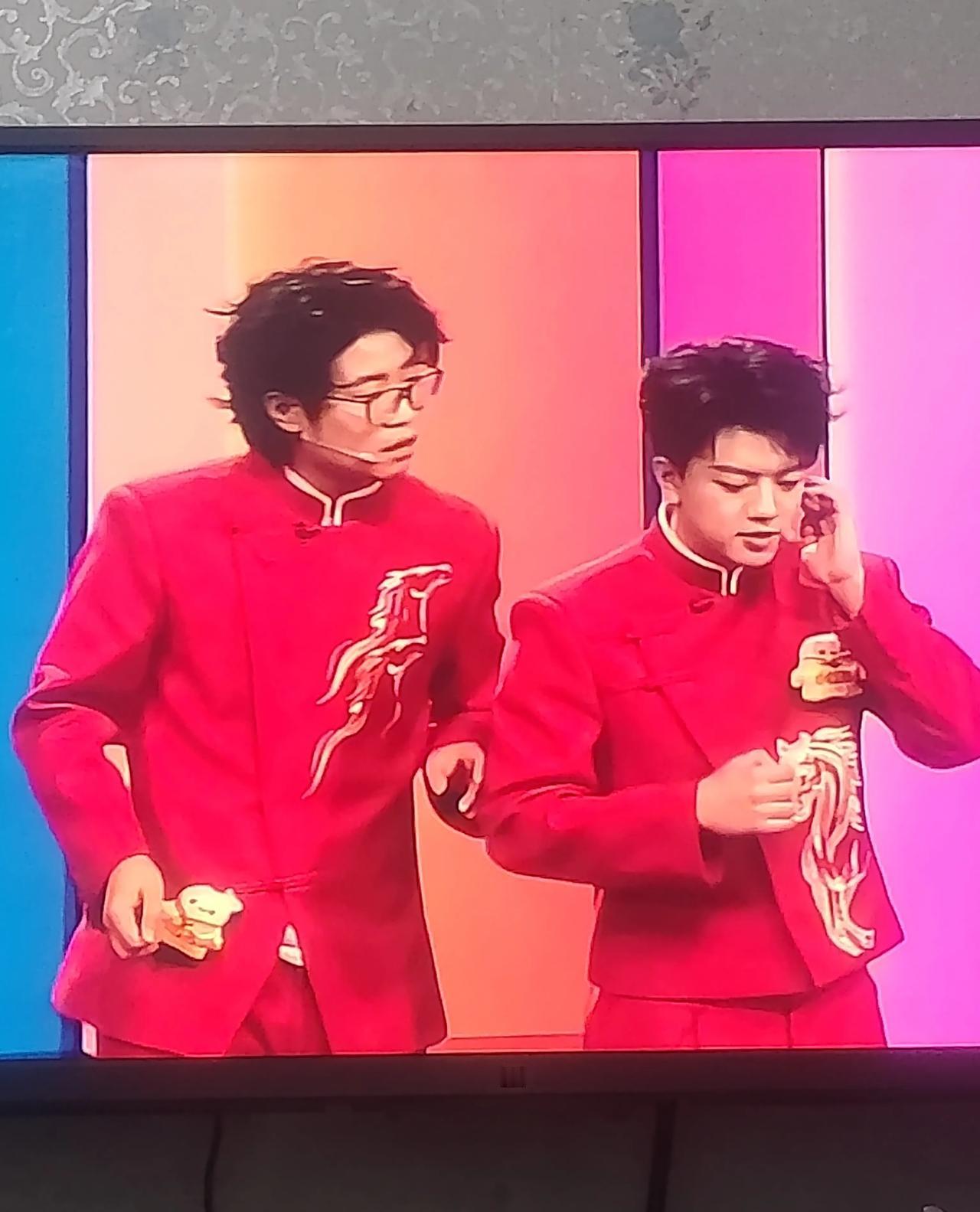 我都不知道这哥俩演了个什么？根本没听懂！他们是在说相声吗？哪里的口音？我一