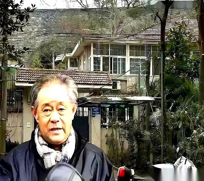 南京博物馆前院长，徐湖平，调查人员把一张清单推到他面前。他扶了扶眼镜，目光落在