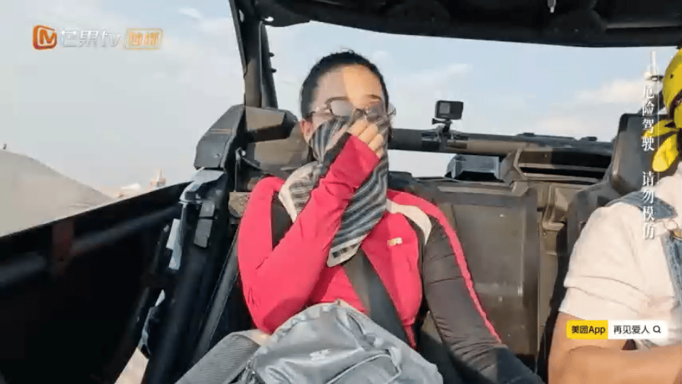 梁淞不顾何美延任性飙车再见爱人沙漠越野名场面！何美延吓得紧抓扶手不敢吱声，梁淞却