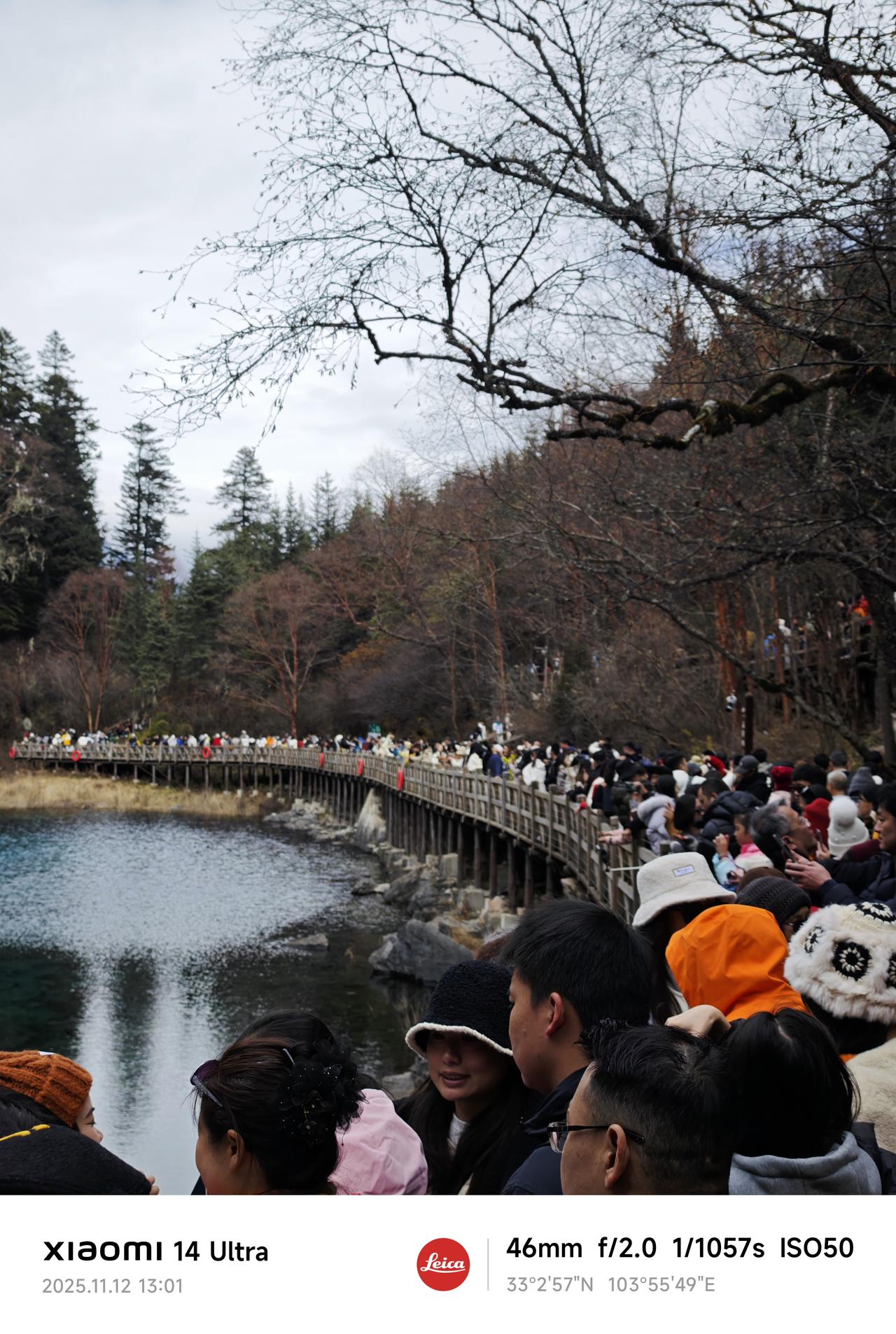 本来说工作日来九寨沟人会少点，然并不是啊。下车一看才知道我的天，这和人山人海有什