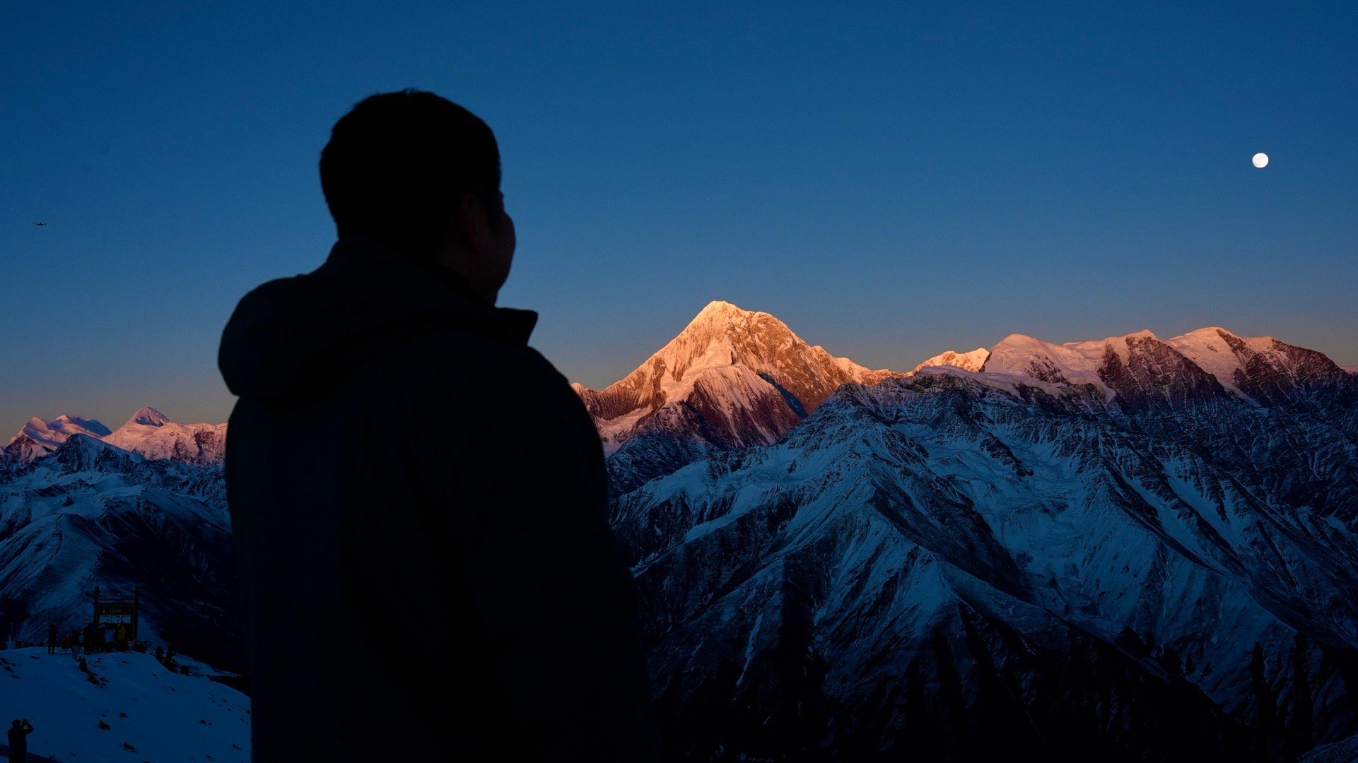 看完了极度罕见的贡嘎雪山的日照金山＋满月同辉，下山吃一顿牦牛火锅，真是带劲啊！虽