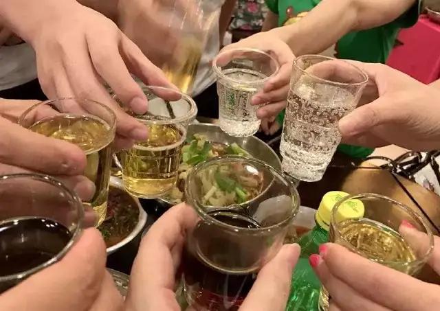 新疆，张某某召集黄某某等6人聚餐，叫来尹某等结束后送人，尹某未饮酒。席间众人喝酒