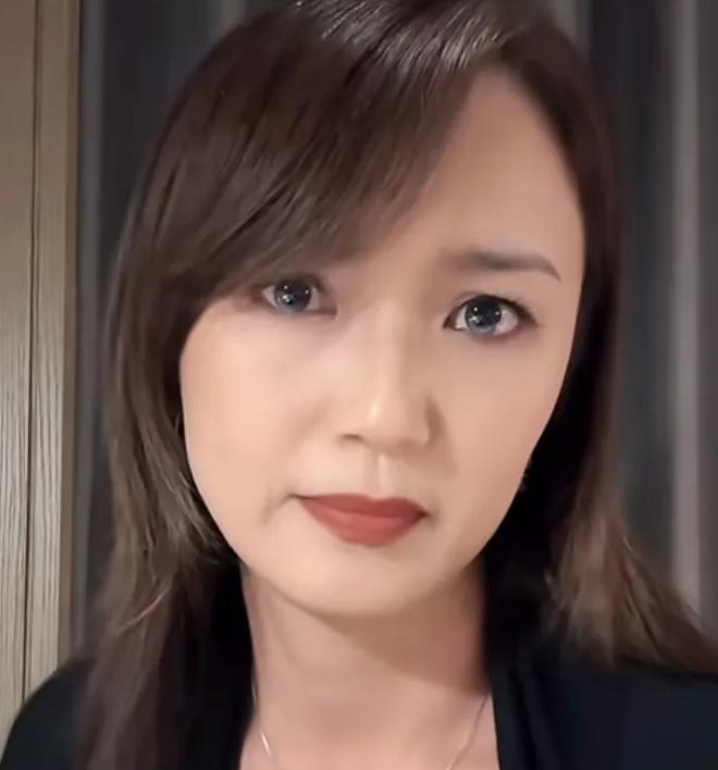 当众抽烟、连杯水都不给喝！新加坡女星直播前怒取消合作！控诉中国商家“零尊重”