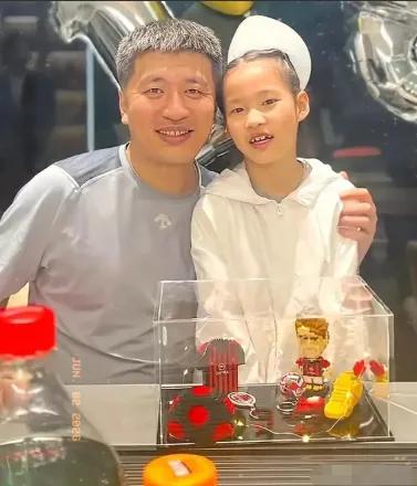 六一儿童节这天，张雪峰的女儿张姩菡发了一张四人合影，没有太多文字，却看得人心里五