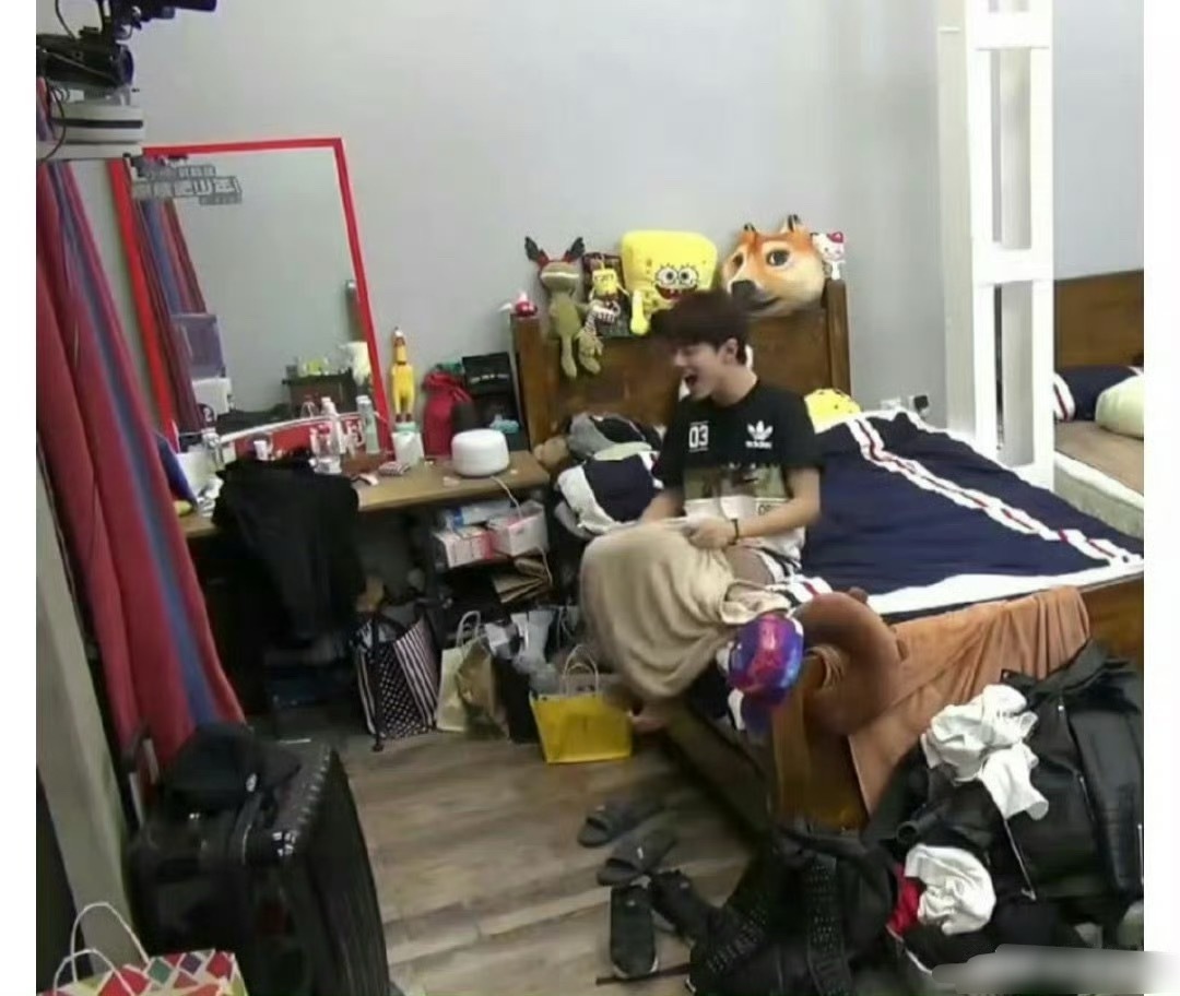 房间乱成这样的人能有什么强迫症我也是不懂​​​