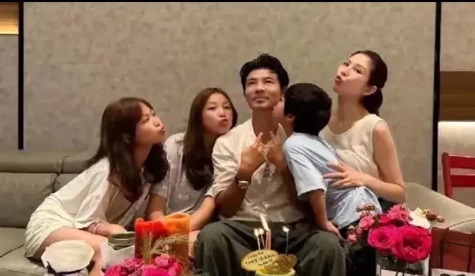 蔡少芬这是在赤裸裸的炫耀吧，几个小孩都那么好看。[玫瑰][玫瑰][玫瑰]