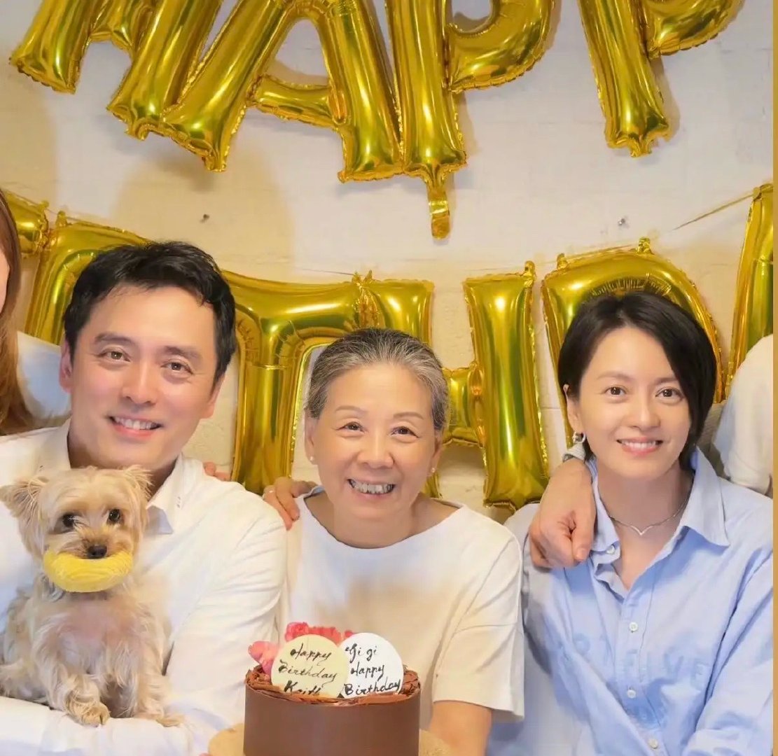 原来歌手梁咏琪还有个胞弟，姐弟俩小时候长得又乖巧又可爱，巨软萌。