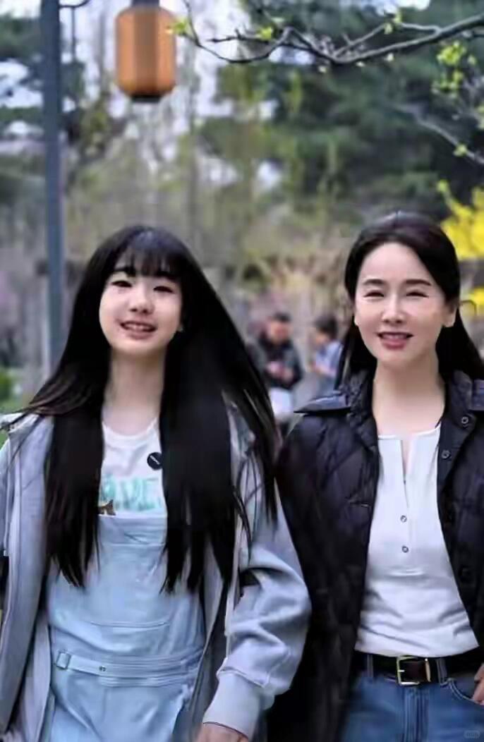 1.长相：清水出芙蓉，天然去雕饰-鹅蛋脸+柔和线条：面部圆润流畅，没有