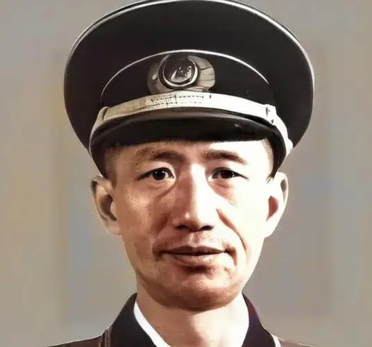 1955年授衔时，13军出现了一件怪事：军长周希汉是中将，两位副军长周学义、崔建功是少将，政委张力雄