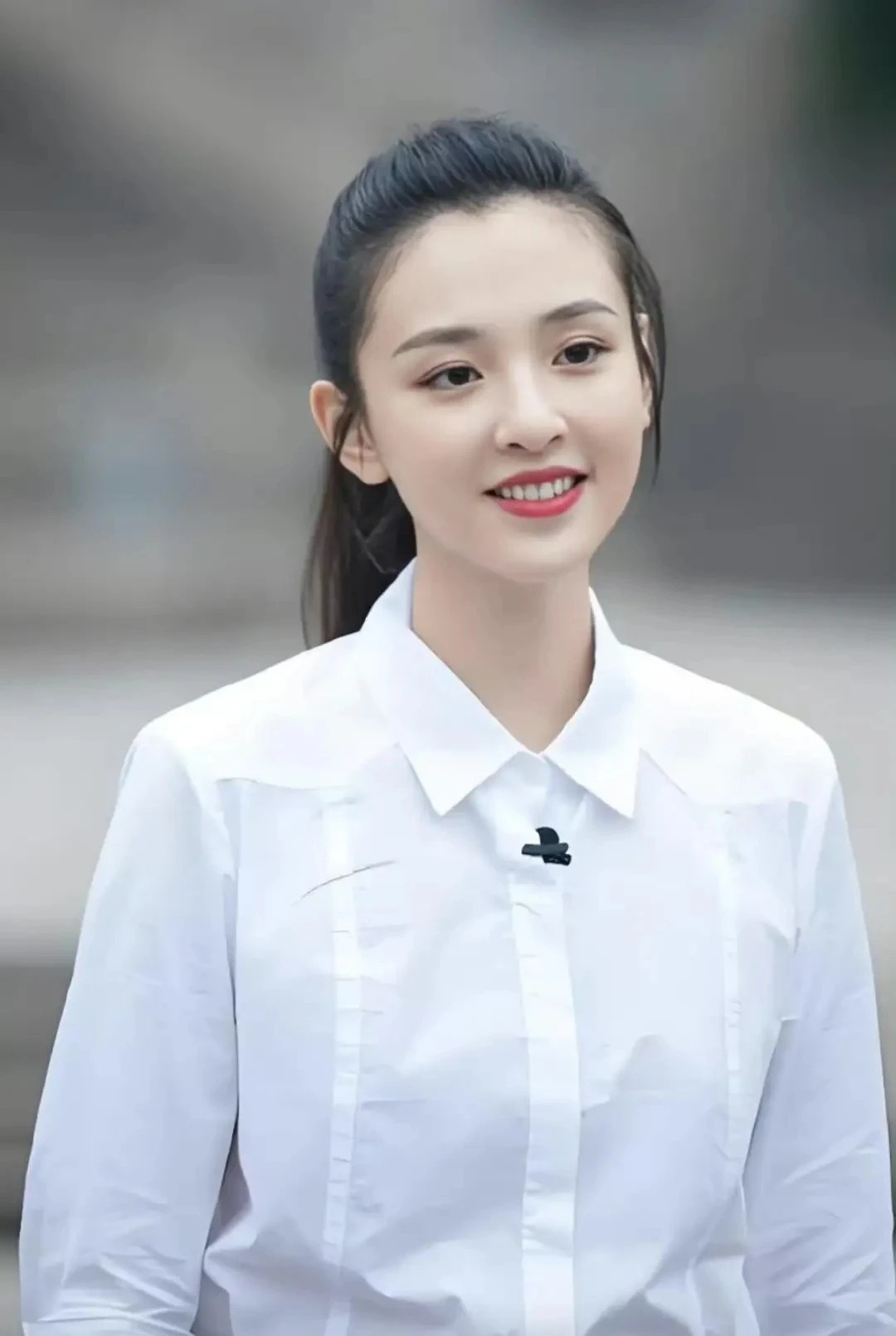 吴倩被父亲一巴掌打掉牙，含泪咽下：太懂事的孩子，最让人心疼吴倩被爸爸打掉牙齿不敢