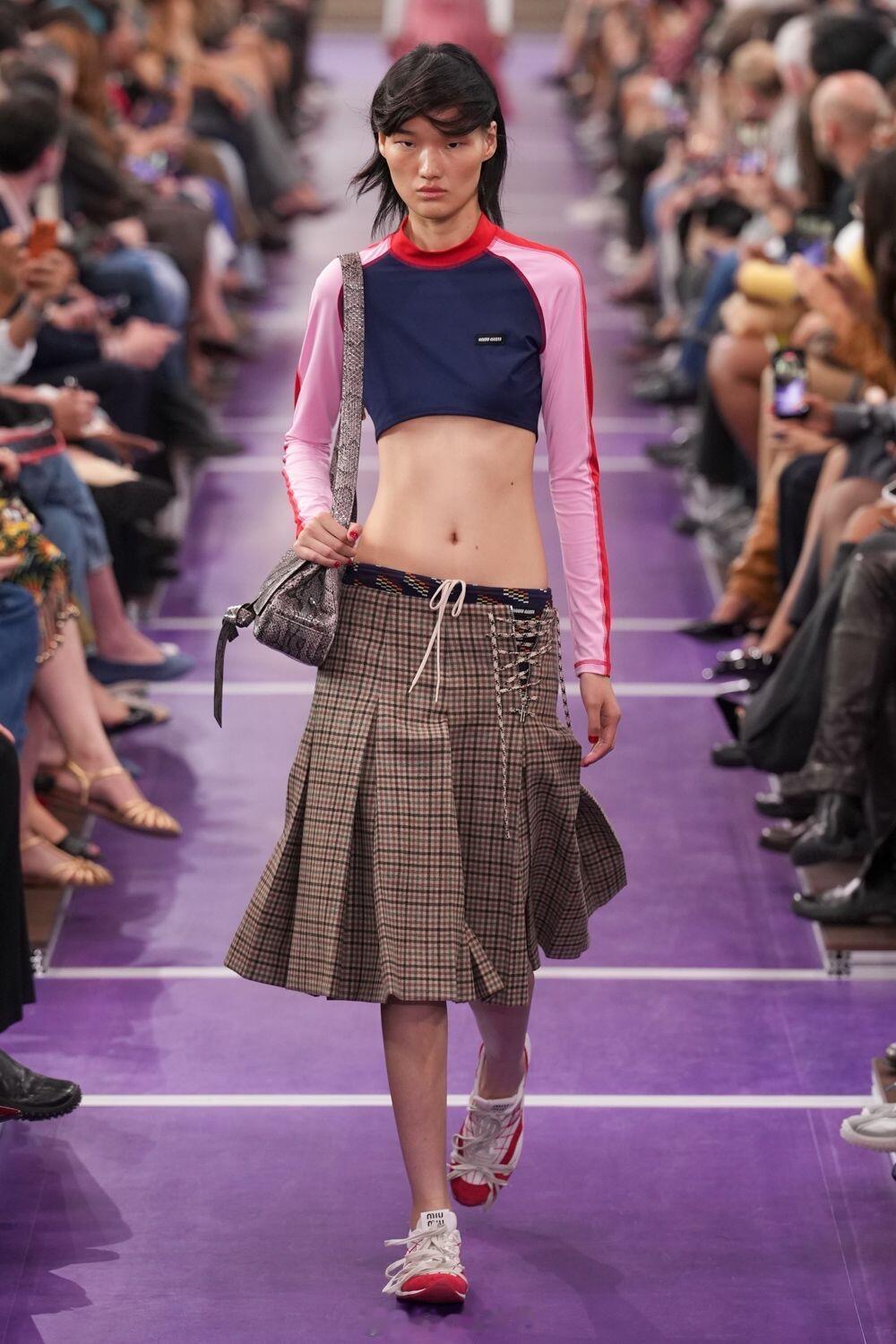 MiuMiu27SS巴黎大秀中国模特阵容刘雯携手张欣婷、蒋瑞琪、李佳倩、张嘉慧登台，新老超模齐聚秀场