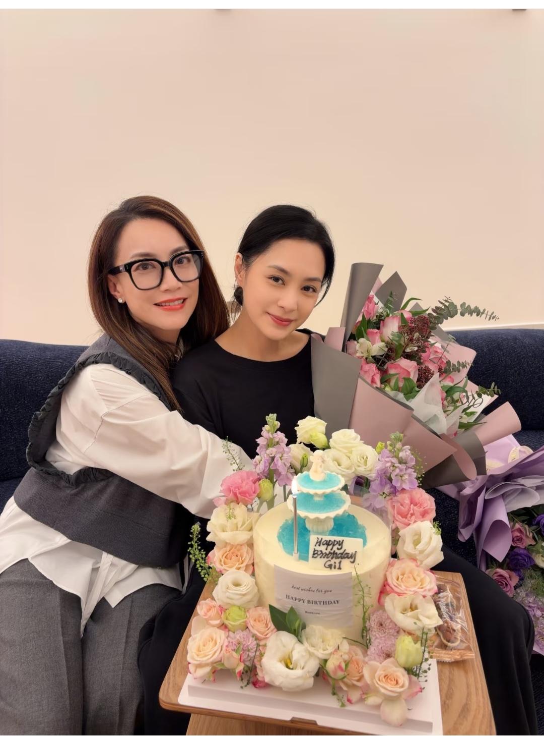 阿娇已经够美了，但霍汶希看起来更惊艳。