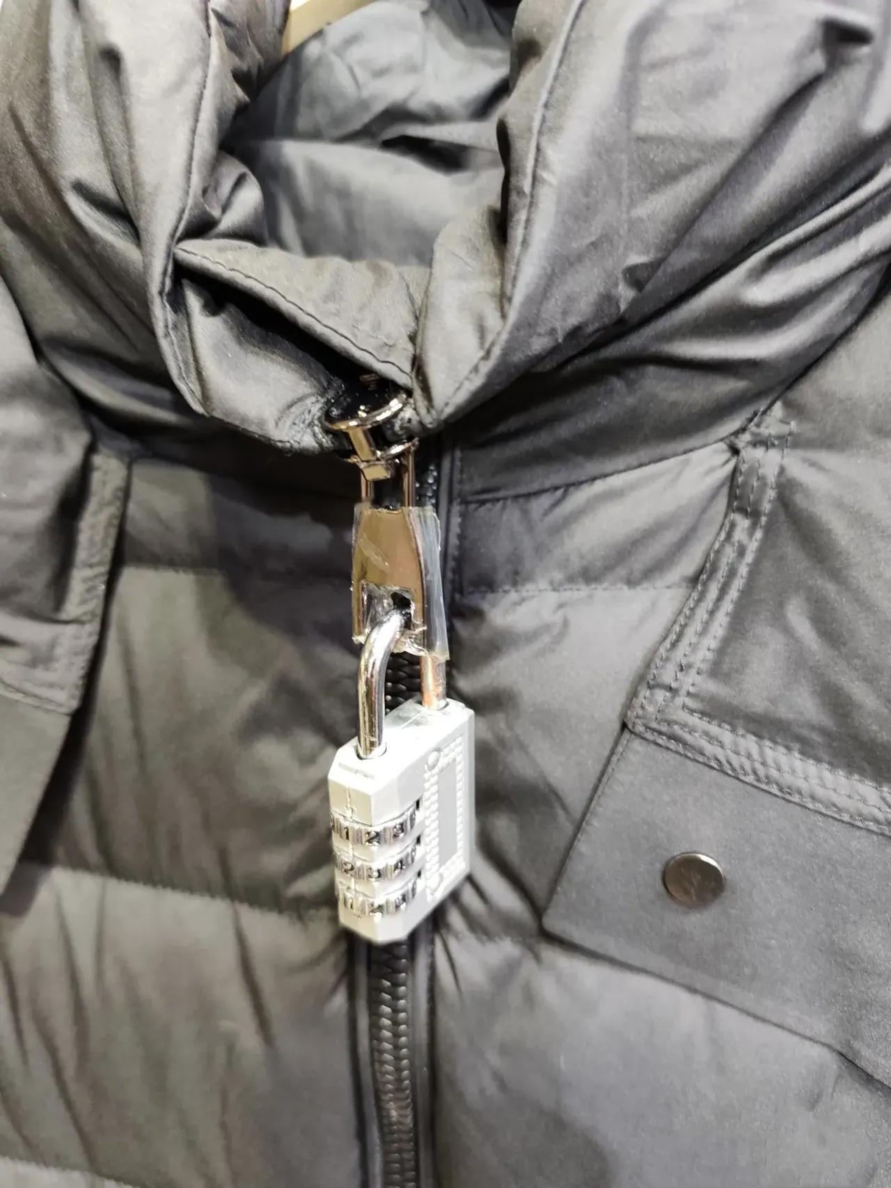 只能这样干了！看到一服装店家因为最近有两件羽绒服被买家穿过好几天才退回来，平