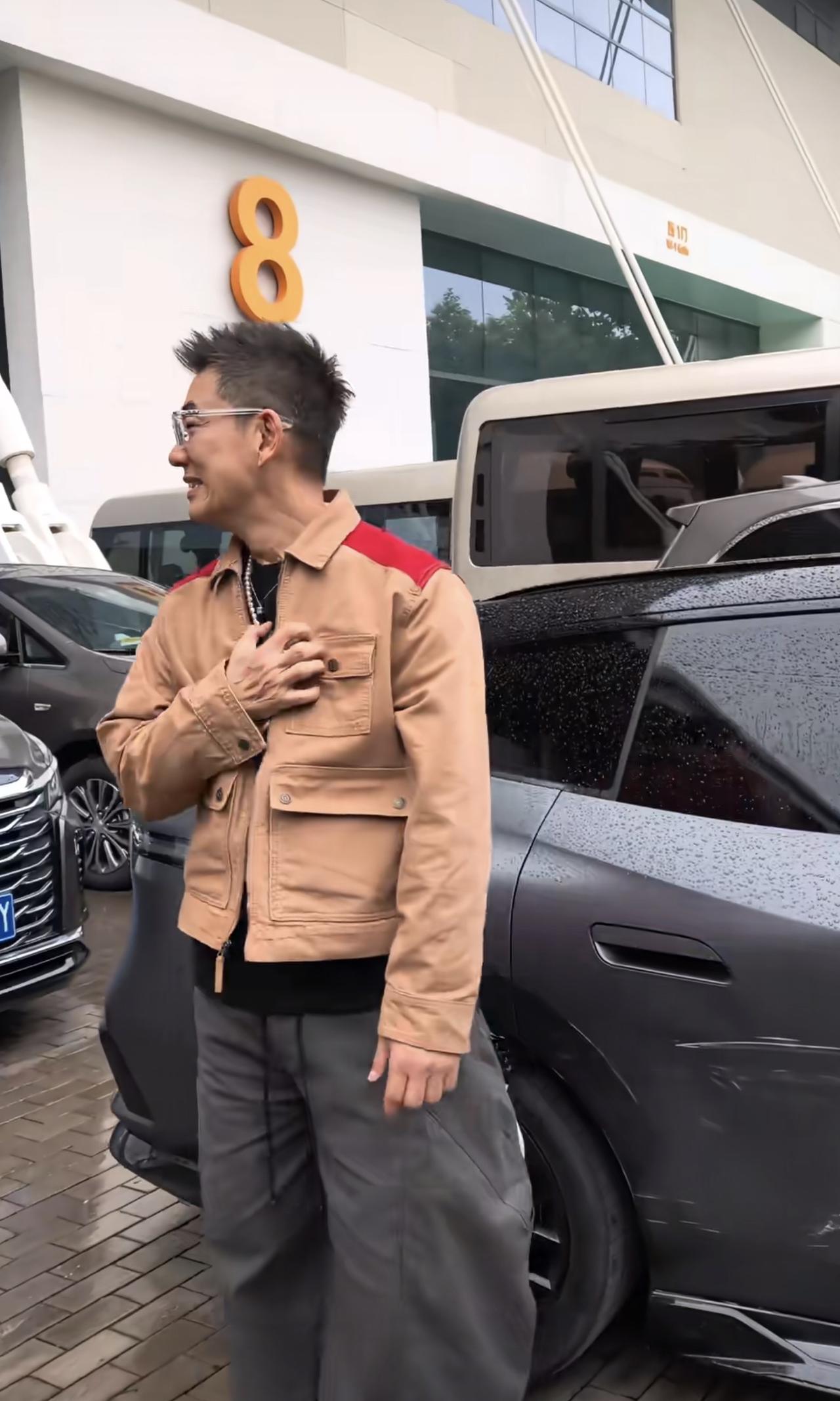 60岁任贤齐刚买了新车结果被剐蹭了，晒事故现场很严重，两个车门都变形，虽然是对方