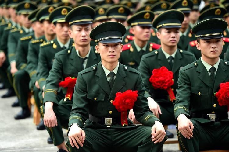 5700万退役军人排队忙，不领补贴不办手续，真相看哭无数人。各地“战友重逢