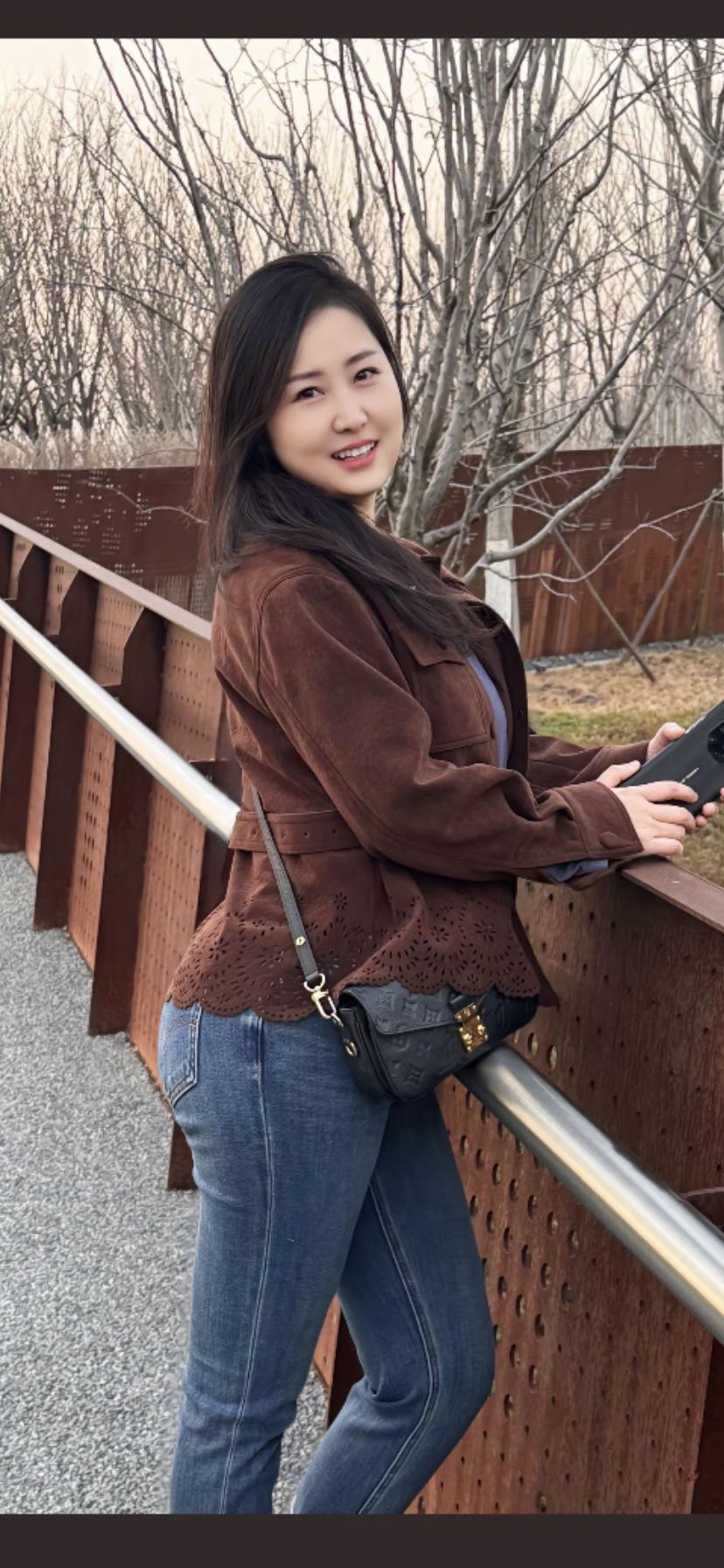 桥上人倚栏，笑语春风里。