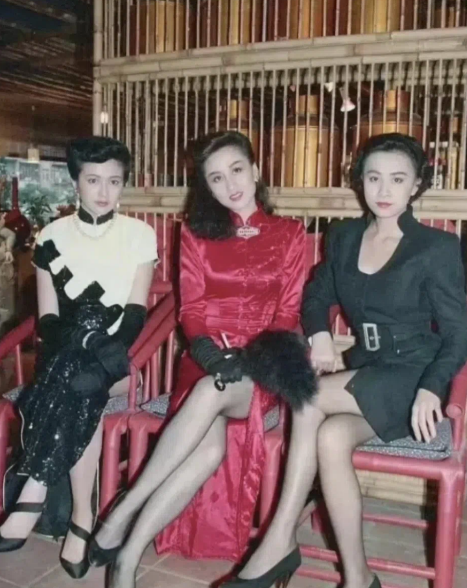 左边的是关之琳，正中央是利智，而右侧则是谁？难以分辨吗？